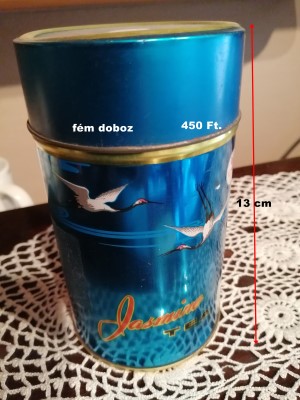 nagyon sok régi tároló doboz van a helyszínen